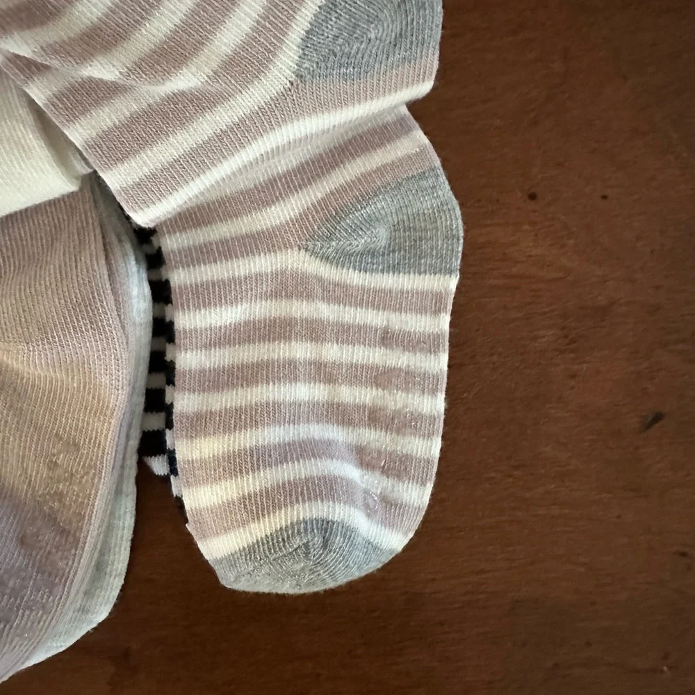 🌵3/$15 Girl’s 6 pack gripper panda koala crew socks 6-12 months